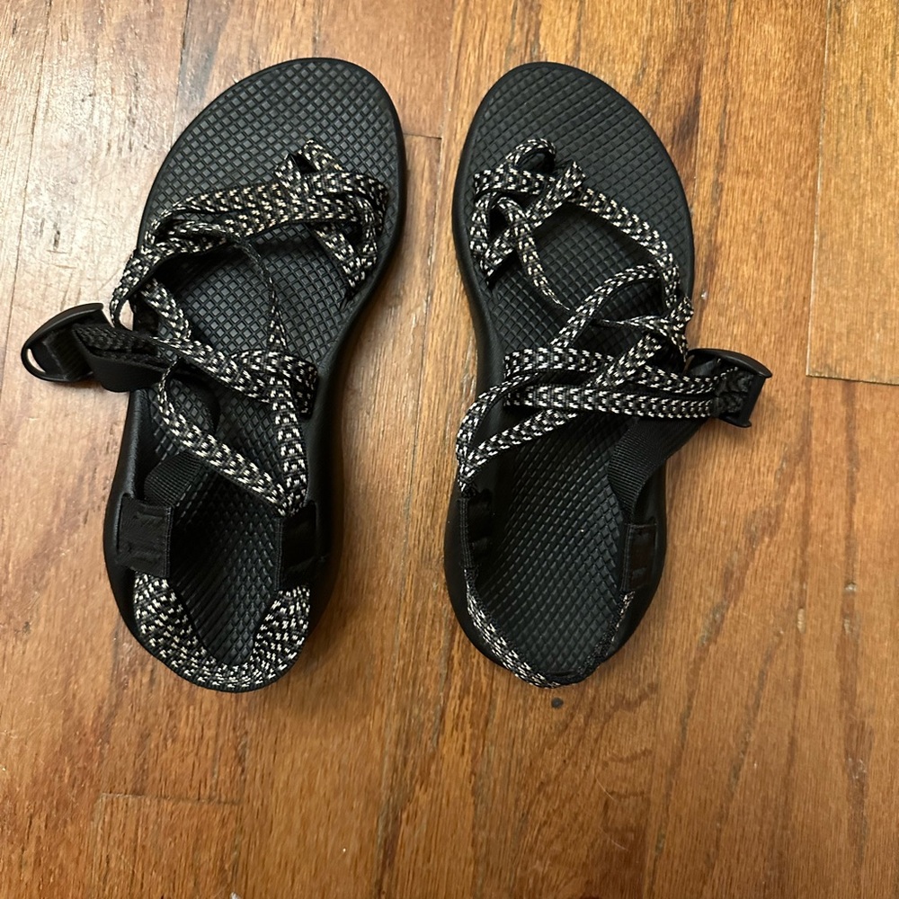 Women’s SIZE 7 black and white chacos
